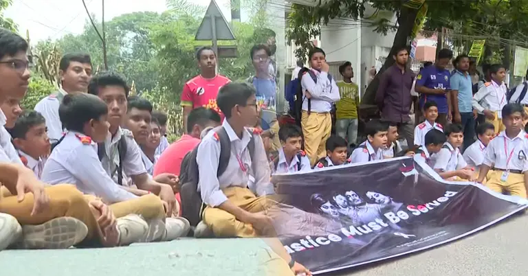 হত্যাকাণ্ডের প্রতিবাদে শিক্ষার্থীদের বিক্ষোভ